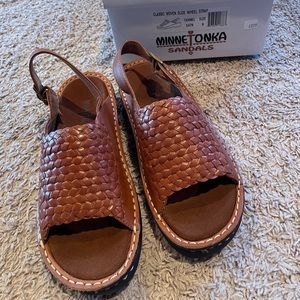 Minnetonka Woven Slides NEW IN BOX